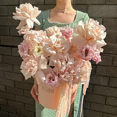 Нежная коробка с розами и эустомой 