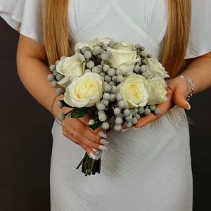 Композиция из брунии и белых роз 