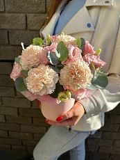 Композиция с эустомой и гвоздикой 