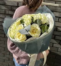 Букет живых цветов из 13 Белых роз с эвкалиптом в дизайнерской упаковке