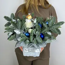 Цветы живые, Новогодняя композиция с нобилисом и феей в корзине