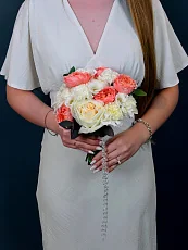 Свадебный букет из кустовых роз и эустомы