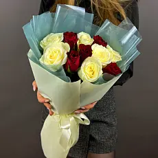 Нежный букет живых цветов из 11 красных и белых роз в дизайнерской упаковке
