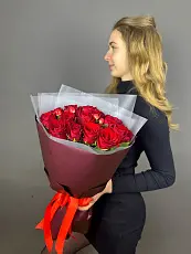 Букет живых цветов из красных роз и гиперикума