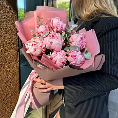 Букет из 7 пионов с эвкалиптом