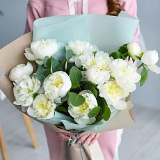 13 Белых Пионов в упаковке