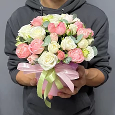 Коробка нежных кустовых роз