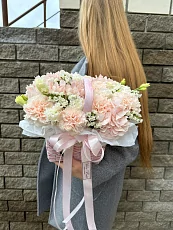 Корзина средняя с гвоздикой и гортензией