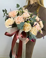 Шляпная коробка из диантусов и лаванды 