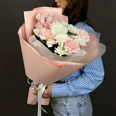 Нежный букет с диантусами и хризантемой