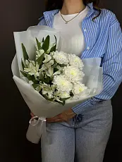 Букет живых цветов с альстромерией и хризантемой 