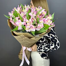 Моно-композиция с альстромерией