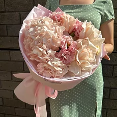 Нежный букет с розами и гортензией в упаковке