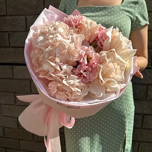 Нежный букет с розами и гортензией в упаковке