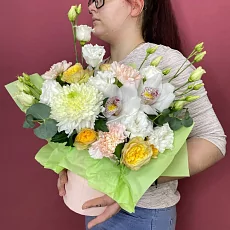 Коробка с орхидеей и эустомой 