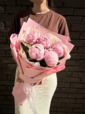 5 Розовых пионов в дизайнерской упаковке 