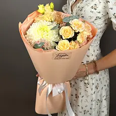 Букет с одноголовой хризантемой и эустомой 