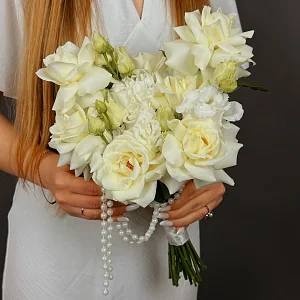 Композиция из кенийских роз и эустомы 