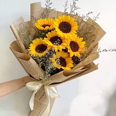 Букет 7 подсолнухов с лимониумом