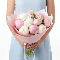 11 Нежных и Белых Пионов в упаковке