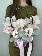 Букет живых цветов с эустомой и орхидеей в сумочке нежного цвета