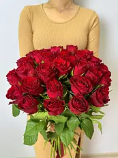 Букет живых цветов из 35 Красных роз оформленный в дизайнерскую упаковку