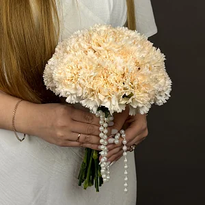 Бежевая гвоздика