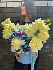 Шляпная коробка с розами и тюльпанами