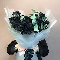 25 Черных роз с эвкалиптом 