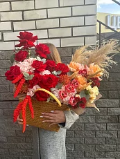 Корзина с розами и тюльпанами 