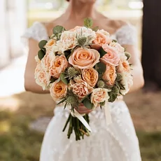 Букет невесты с розами и эрингиумом 