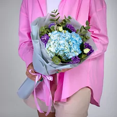 Букет с гортензией и эустомой 