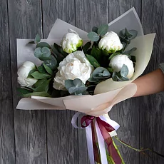 Сборная композиция из 5 Белых Пионов