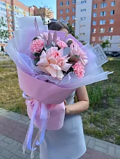 Букет с диантусами и розами