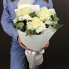 3 Белые розы с эвкалиптом 