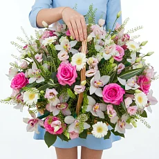 Корзина с розами и орхидеями