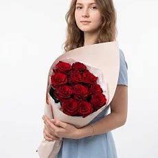 11 красных роз в дизайнерской упаковке