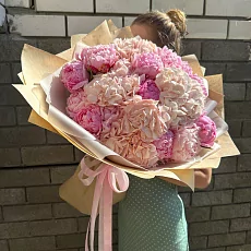 Букет розово белый из гортензий и пионов