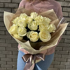 15 Кремовых роз в дизайнерской упаковке 