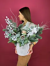 Цветы живые, Новогодняя композиция с нобилисом и девочкой в шляпной коробке