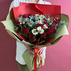 Букет с альстромерией и розами