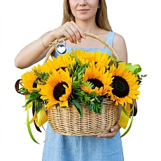 Корзина с подсолнухами