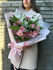 Букет живых цветов из белой и розовой альстромерии