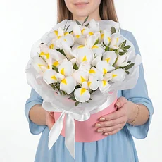 Букет белых ирисов в коробке