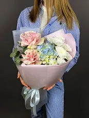 Нежный букет живых цветов с розами и голубой гортензией в дизайнерской упаковке