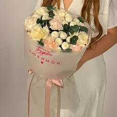 Воздушный букет с диантусами и розами 