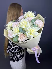 Композиция из роз и гвоздик