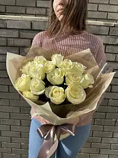 Букет живых цветов из 15 Белоснежных роз оформленный в дизайнерскую упаковку