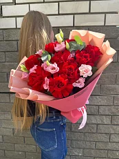 Букет с красными розами и эустомой