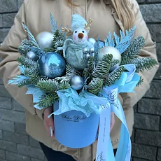 Новогодняя коробка с оленем и шарами 